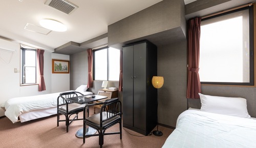 Triple Room, Smoking