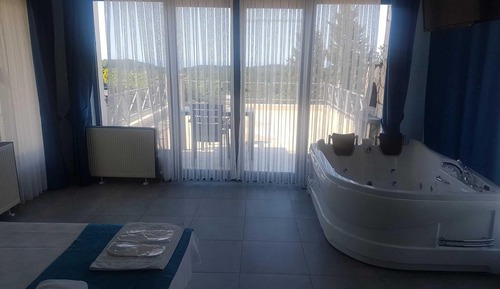 Deluxe Room, 1 Queen Bed, Jetted Tub