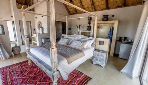 Luxury Baobab Tree Cottage (1)