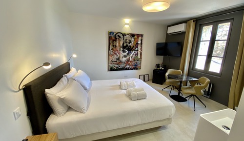 Luxury Suite, 1 Queen Bed, Jetted Tub (Graffiti)