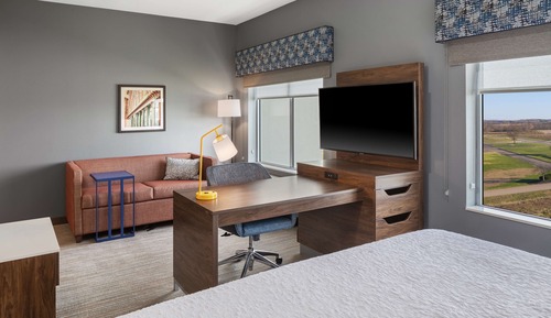 Studio, 1 King Bed, Refrigerator & Microwave (Wet bar)