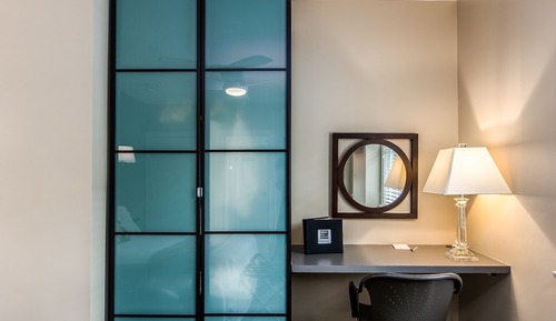 Classic Room, 1 Queen Bed, Private Bathroom (Chicago Room)