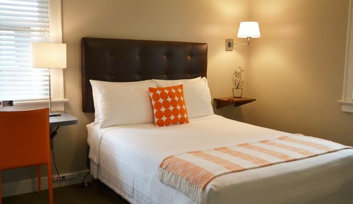 Classic Room, 1 Queen Bed, Private Bathroom (New York Room)