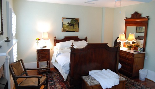 Exclusive Room, 1 Full size Bed, Private Bathroom and Period Antiques