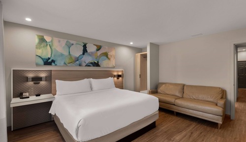 Suite, 1 Bedroom, Non Smoking, Garden View (1 King Bed)