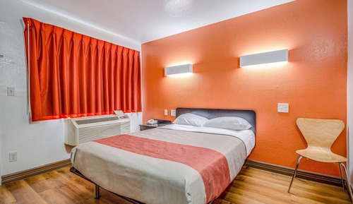Standard Room, 1 Queen Bed, Accessible, Smoking
