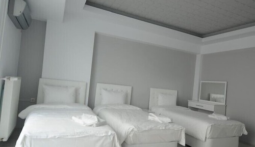 Studio, 3 Twin Beds