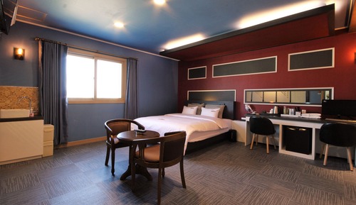 Executive Room (Free Netflix, Styler, Air purifier)