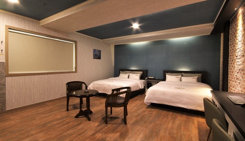 Premium Room (Free Netflix, Styler, Air purifier)