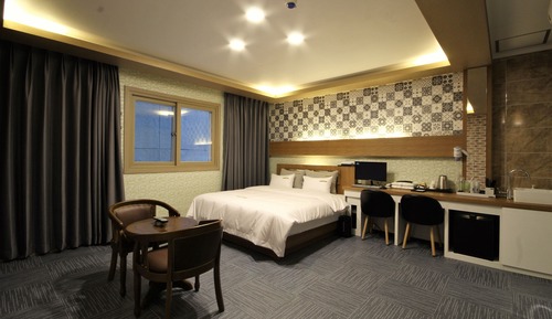 Deluxe Room (Free Netflix, Styler, Air purifier)