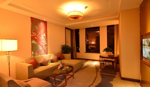 Suite, 1 King Bed, Smoking (CEO)