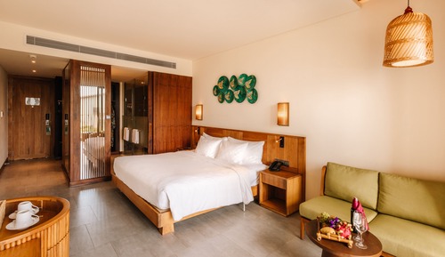 Deluxe Room, 1 King Bed, Pool View