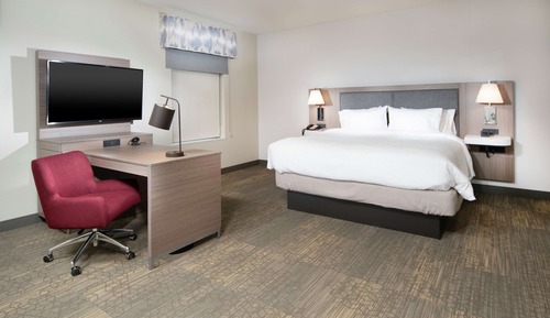 Suite, 1 King Bed, Accessible