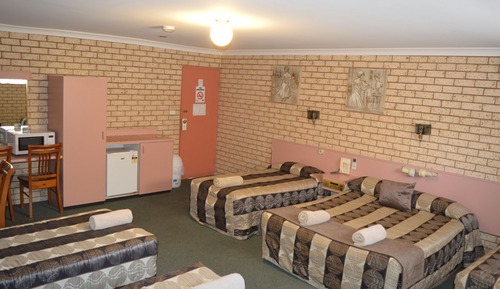 Superior Quadruple Room (1 queen and 4 single beds)