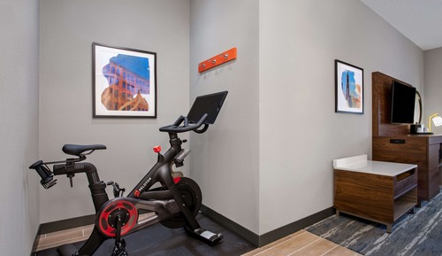 Room, 1 King Bed, Non Smoking (Peloton)