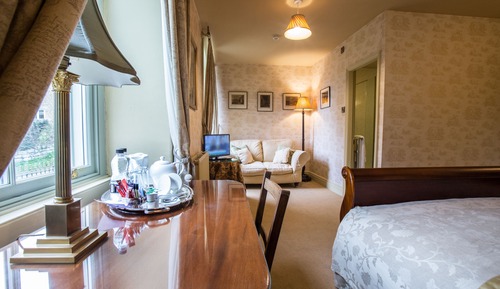 King Size Sleigh Bed ensuite shower & WC