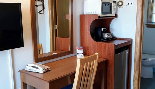 Standard Single Room, 1 King Bed, Non Smoking, Refrigerator & Microwave (Pet Friendly)