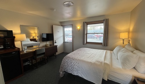 Single Room, 1 Queen Bed, Non Smoking, Refrigerator & Microwave