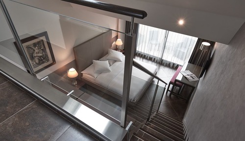 Duplex Lounge - no lift for the last floor, stairs in the room