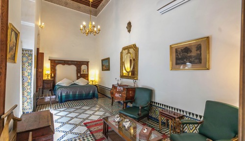 Junior Suite, 1 Queen Bed, Non Smoking, Courtyard View