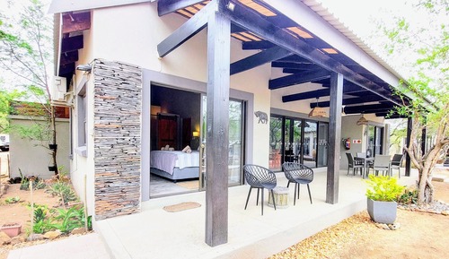 Buffalo Suite (with outdoor shower)