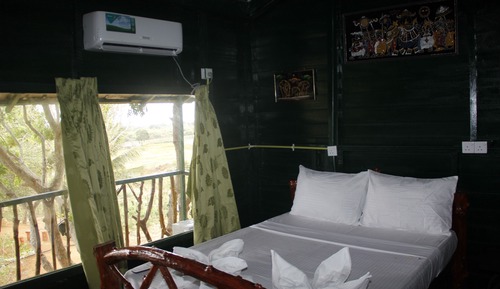 Luxury Tree House, Balcony, Lake View