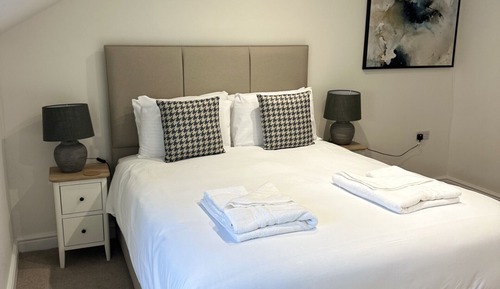 Goodwood - Family Cottage with Courtyard Views