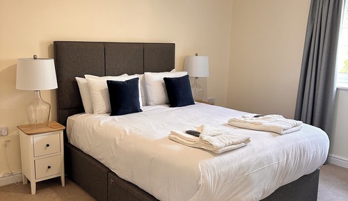 Kempton Park -Luxury Family Cottage with Courtyard Views