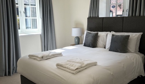 Ascot - Family House with Courtyard Views