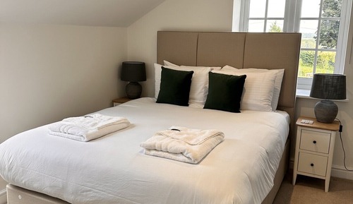 Aintree - Luxury Cottage with Courtyard Views