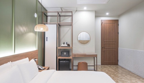 Premium Room, 1 King Bed, Non Smoking, No Windows