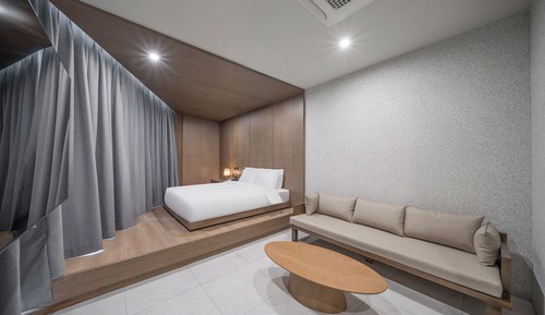 Signature Room, 1 King Bed, City View, Corner
