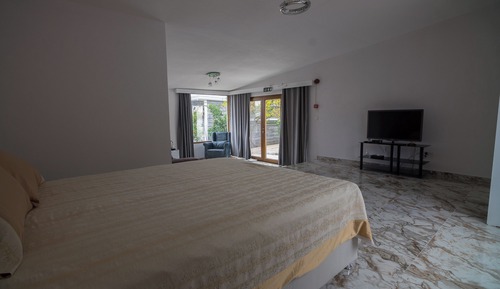 Standard Suite, 1 Queen Bed with Sofa bed, Partial Ocean View