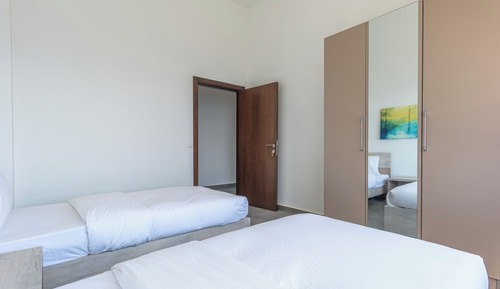 601 (B) - Mountain view 2 Bedroom & Balcony