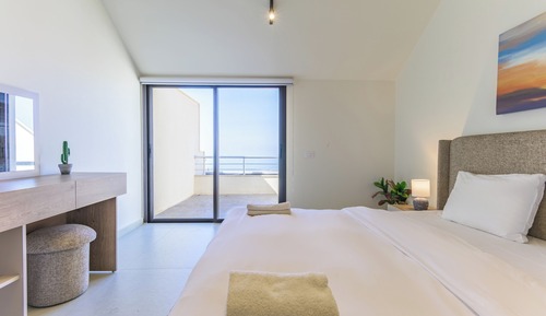 402 (A) - Mountain view 1 Bedroom & Balcony