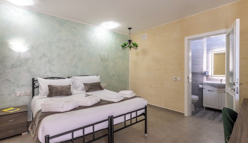 Family Studio, Sea View (Ta'Battista B&B with pool Ix-Xwejni)