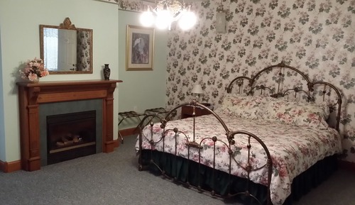 Standard Suite, 1 King Bed, Accessible, Hot Tub (Gretel's Garden)