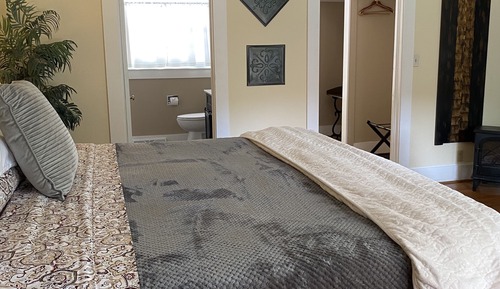 Luxury Room, 1 King Bed, Non Smoking, Mountain View (Pet Friendly)