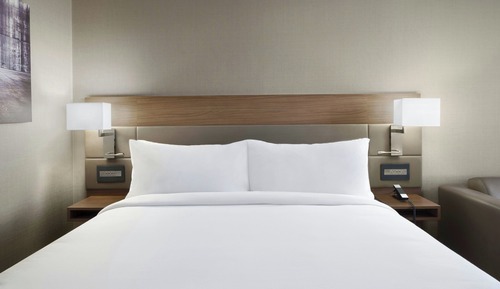 Junior Room, 1 King Bed, Corner (Hearing Accessible)