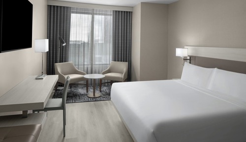 Standard Room, 1 King Bed, Corner (Mobility Accessible, Tub)