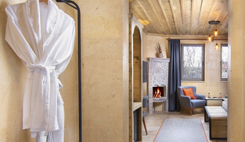 Deluxe Room, 1 King Bed, Fireplace, Pool View