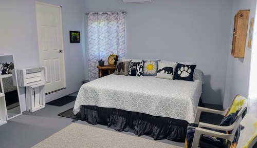 Comfort Room, Courtyard View