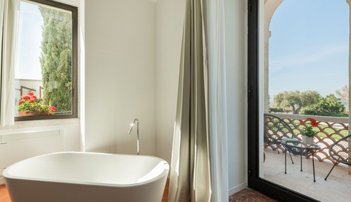 Deluxe Room, 1 King Bed, Balcony, Garden View