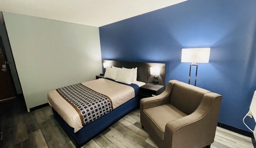 One Queen Bed, Non-Smoking