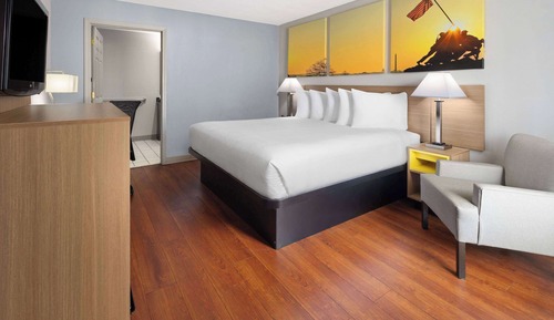 Standard Room, 1 King Bed, Accessible, Refrigerator