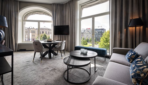 Junior Suite with Landmark View