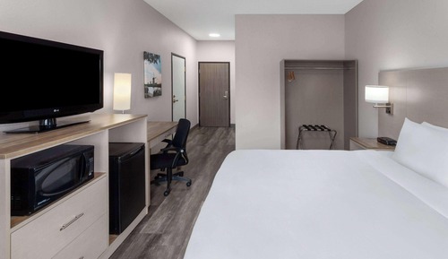 Room, 1 King Bed, Accessible, Non Smoking (Mobility, Tub w/ Grab Bars)