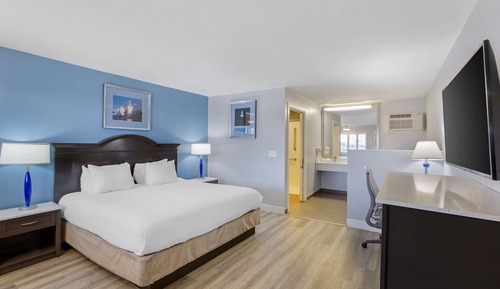 Standard Room, 1 King Bed, Accessible, Bathtub