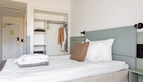 Single Room, Sea View