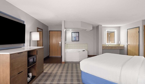 Suite, 1 King Bed, Handicap Accessible, Non Smoking